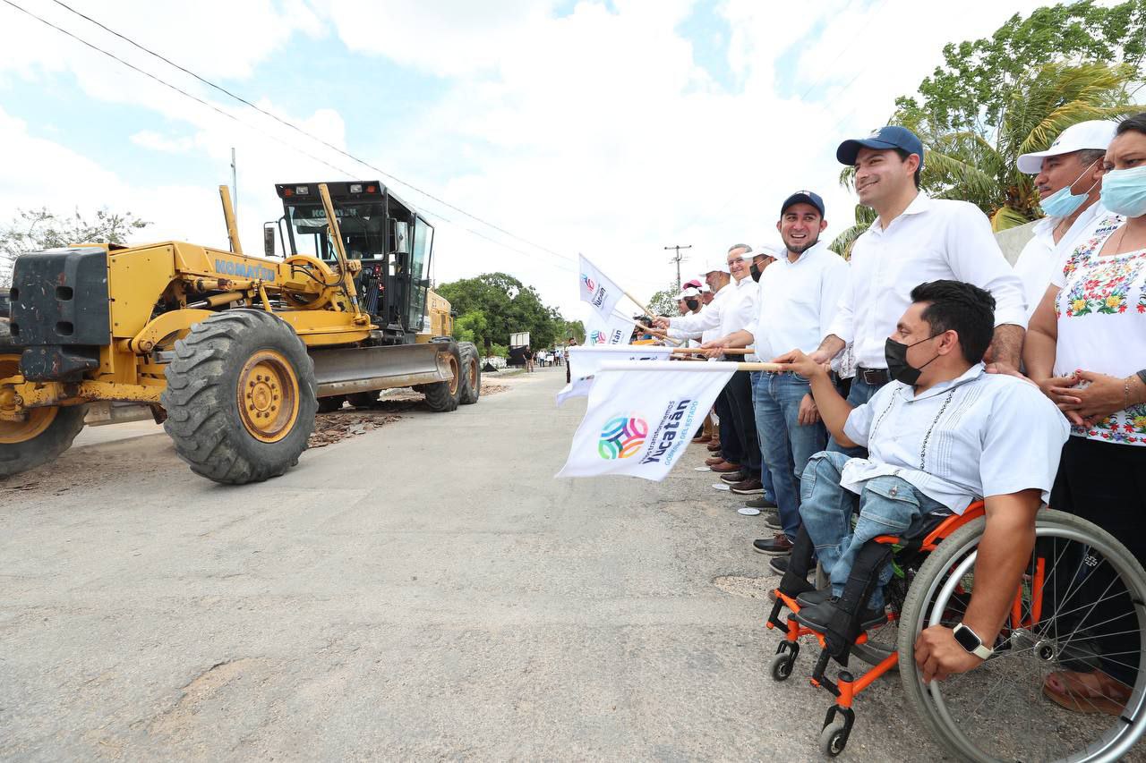 Vila atestigua inició de  obras de rehabilitación de la vía Umán-Tebec