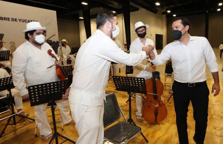 Vila entrega instrumentos a la Orquesta Típica Yukalpetén por sus 80 años