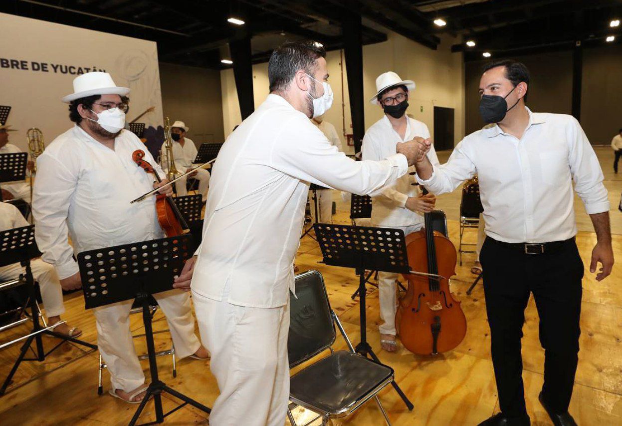 Vila entrega instrumentos a la Orquesta Típica Yukalpetén por sus 80 años