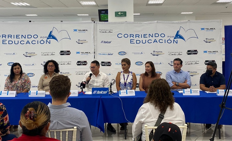 Fundación Telmex entrega becas, computadoras y bicicletas a estudiantes en Chiapas