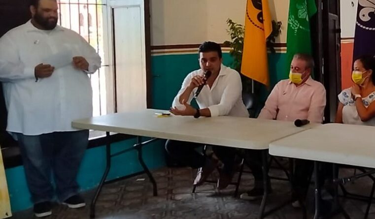 Diputado del PAN pasa momento incómodo por ser mal orador