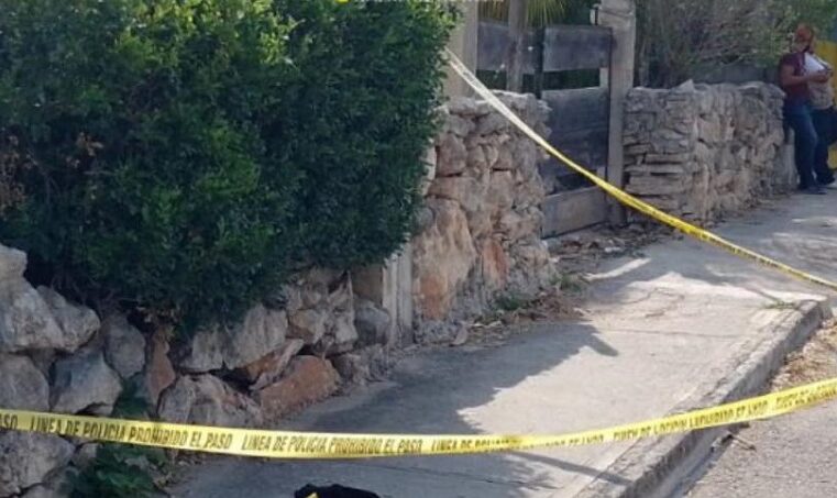 Disfrazado, sujeto con orden de restricción ataca a cuchillazos a su ex en San José Tecoh