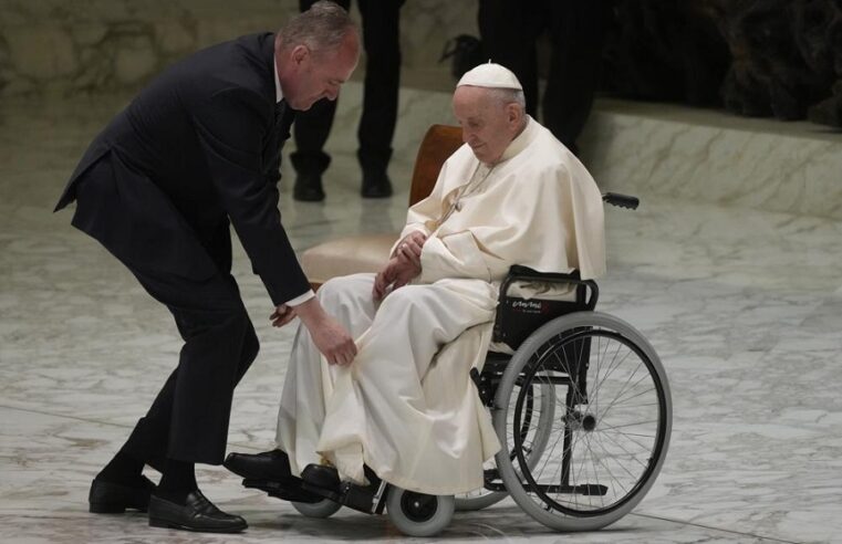 Un trago de tequila, la receta del papa Francisco para su dolor de rodilla