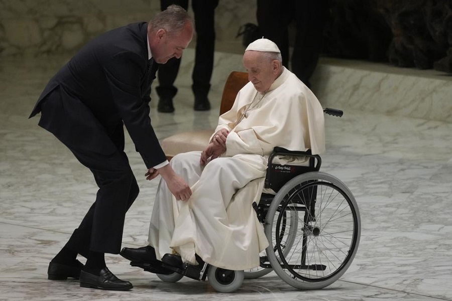 Un trago de tequila, la receta del papa Francisco para su dolor de rodilla