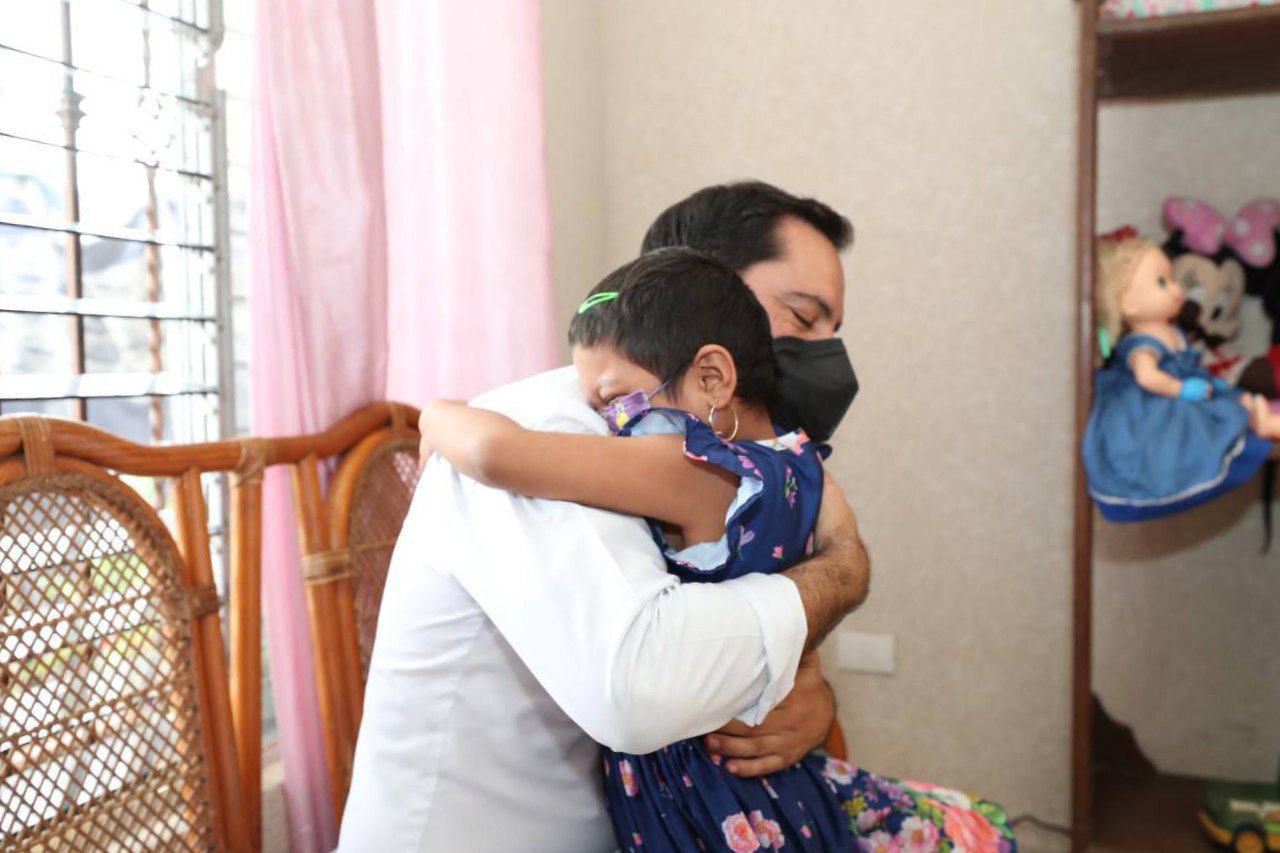 Mauricio Vila visita a niños con cáncer