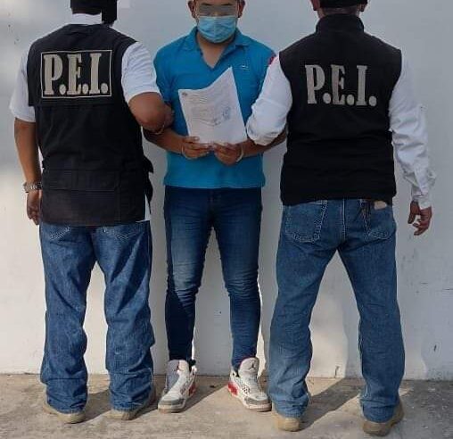 Con ayuda del Face y un rifke, le quita $200,000 al comprador de su auto