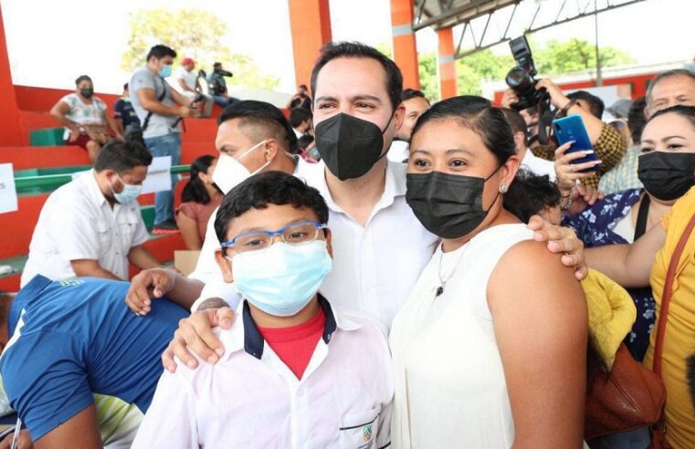 Mauricio Vila entregó lentes gratuitos a niños y adolescentes de Yucatán