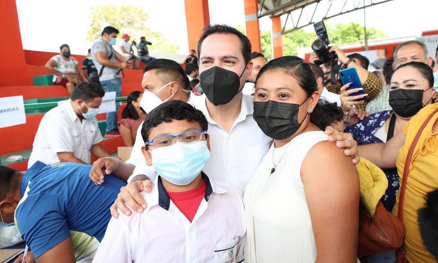 Mauricio Vila entregó lentes gratuitos a niños y adolescentes de Yucatán