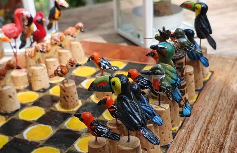 Con juego de ajedrez promueven la defensa de las aves endémicas amenazadas