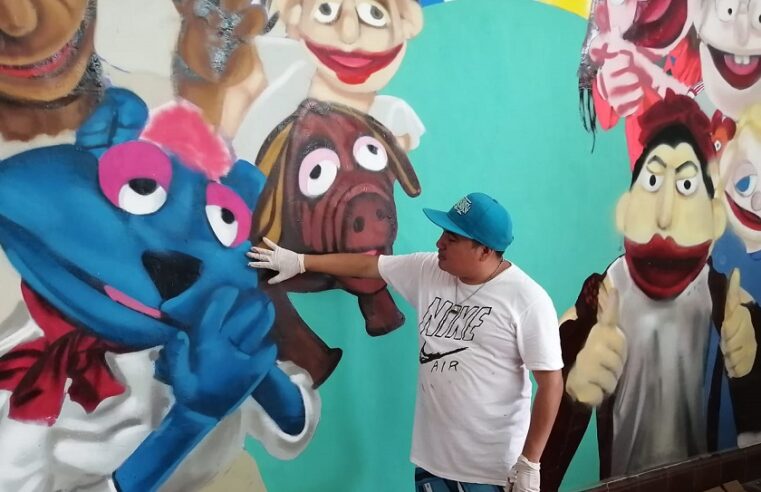 El artista urbano Ache1285 plasma un mural de Titeradas en el Teatro Pedrito