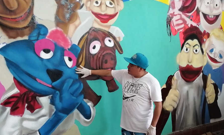 El artista urbano Ache1285 plasma un mural de Titeradas en el Teatro Pedrito