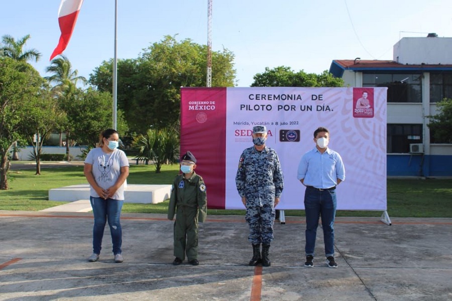 El pequeño Adrián Vargas se convierte en piloto por un día de la Fuerza Aérea