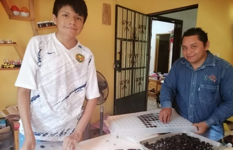 Jovencito visionario: va de la ciudad al campo para convertirse en sembrador