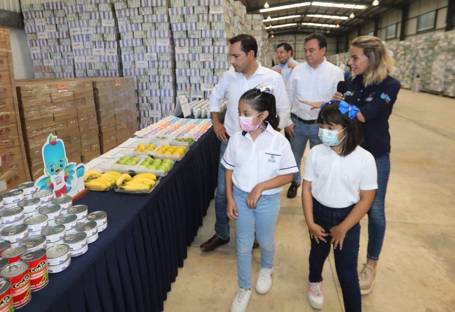 Mauricio Vila da el banderazo para la distribución de paquetes escolares en Yucatán