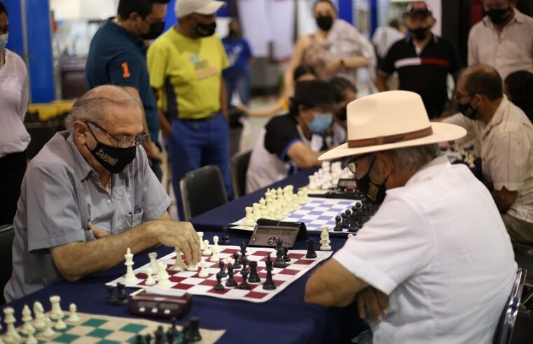 Fernando Candila, campeón invicto de ajedrez en la Expo DIF Adulto Mayor