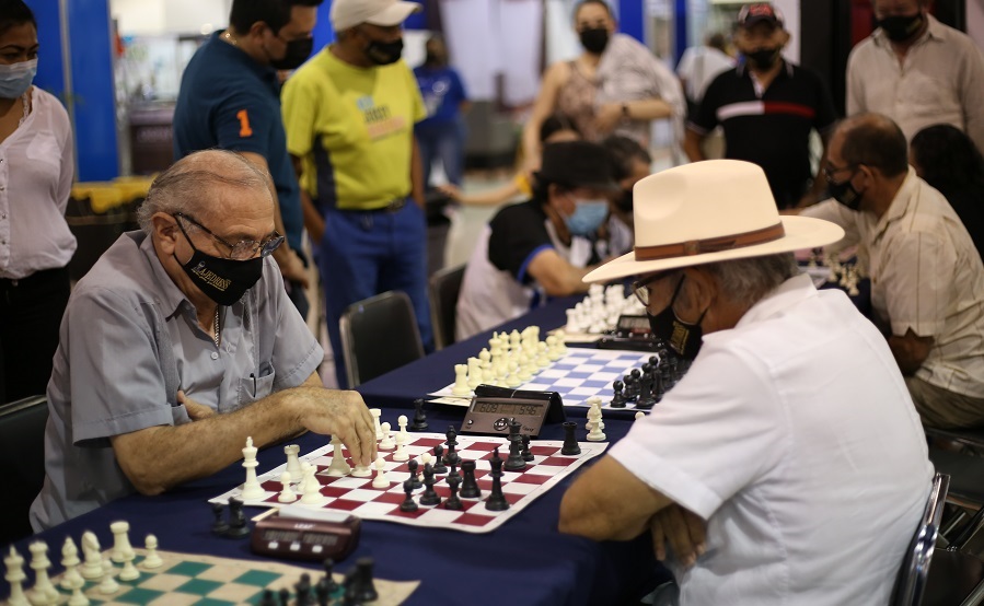 Fernando Candila, campeón invicto de ajedrez en la Expo DIF Adulto Mayor