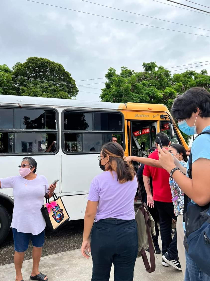 Al eestilo del norte, un empistolado causa pánico en un camión en Mérida