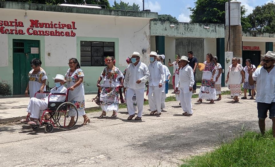 Al estilo Yucatán, don Librado celebra sus 102 años en Santa María Cansahcab