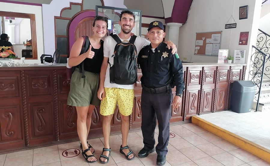 Turistas de Italia recuperan la mochila que olvidaron en un taxi en Yucatán