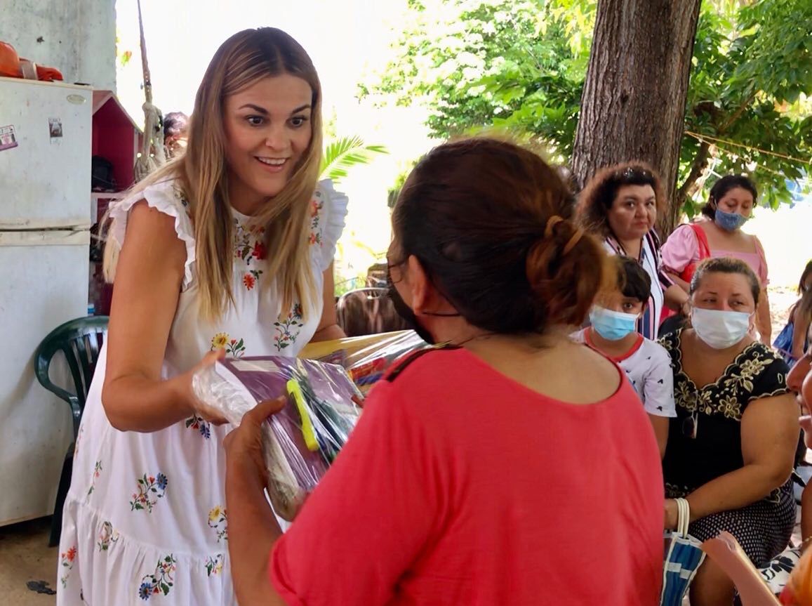 Apoya Cecilia Patrón economía familiar para que niñez vaya a la escuela