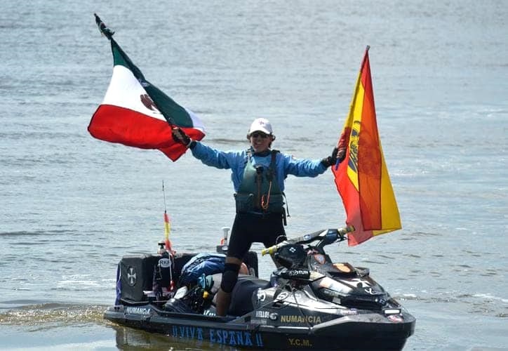 Llega a Chetumal navegante español que recorre el mundo en una moto acuática