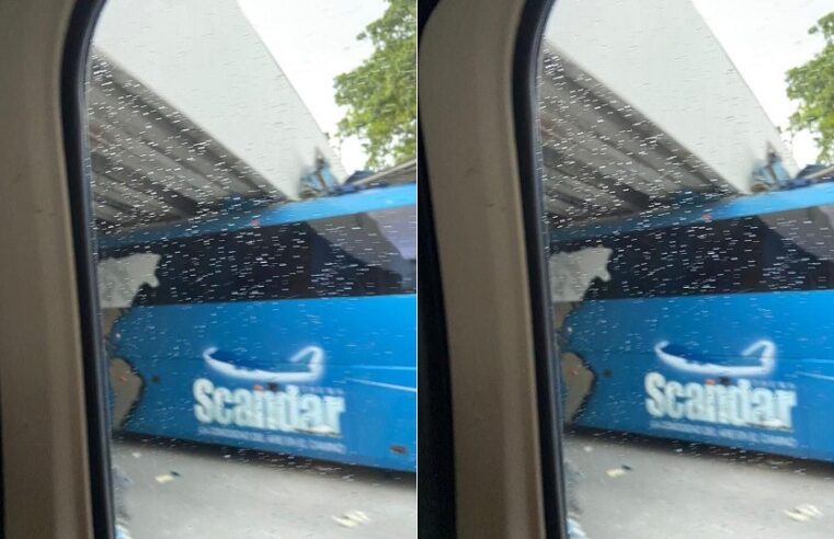 Calcula mal y se atora en el paso deprimido de Mérida