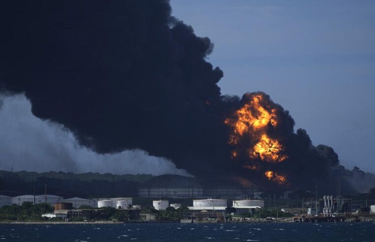 Se agrava el incendio en una base de combustible en Cuba