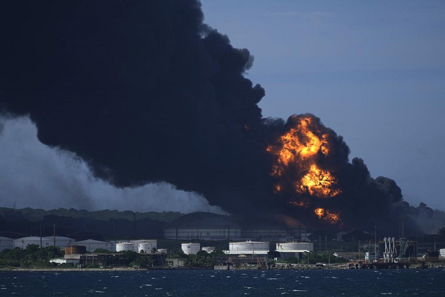 Se agrava el incendio en una base de combustible en Cuba