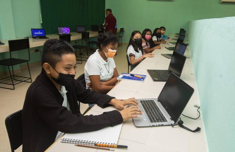 Estudiantes de secundaria de Espita reciben laptops para impulsar sus conocimientos