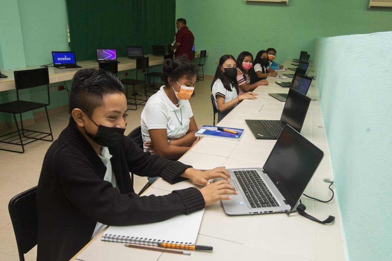 Estudiantes de secundaria de Espita reciben laptops para impulsar sus conocimientos