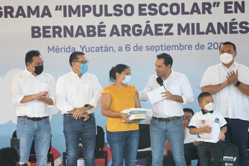 Mauricio Vila llega a más escuelas entregando apoyos de Impulso Escolar