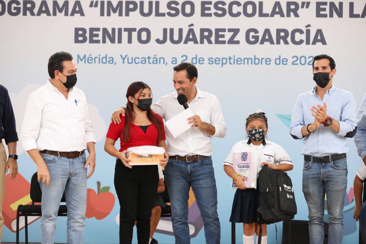 Mauricio Vila continúa entregando uniformes y útiles escolares