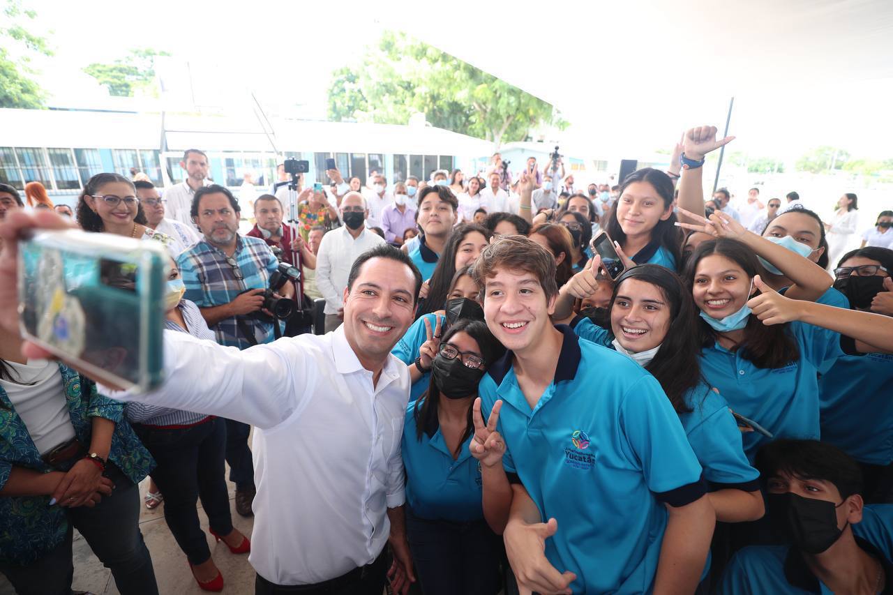 Mauricio Vila inauguró los Planteles Azteca en Mérida 