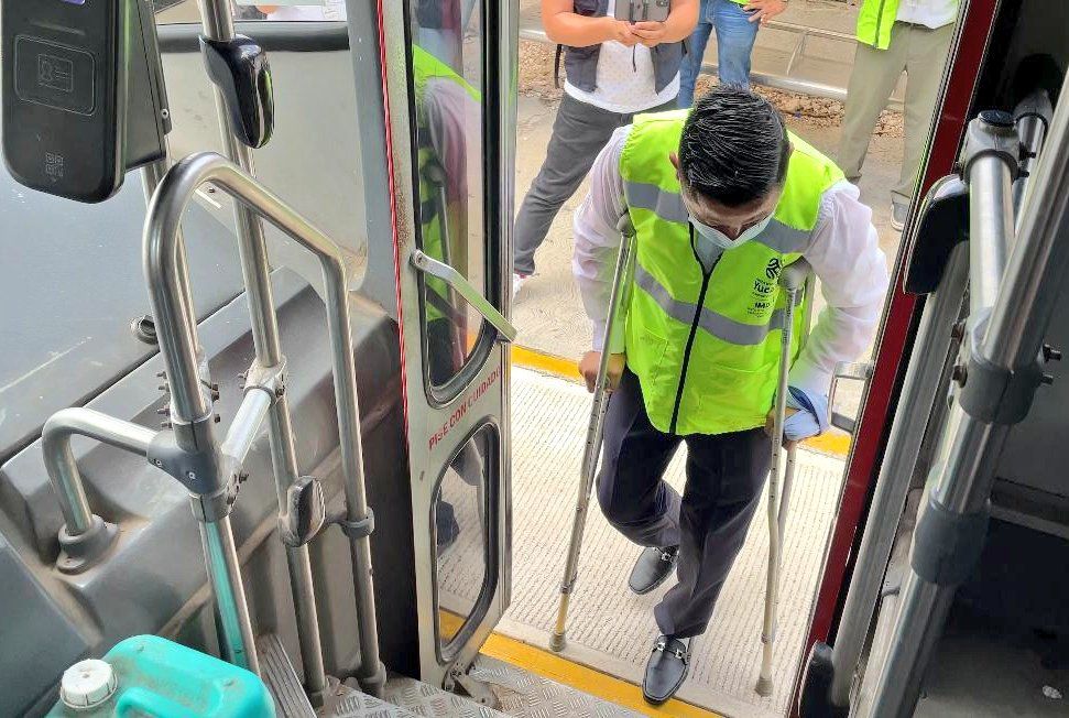 Operadores de transporte público reciben taller para «no manejar como locos»