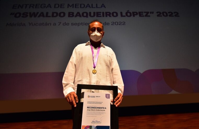 Jorge Cortés Ancona recibe la Medalla «Oswaldo Baqueiro López»