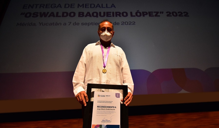 Jorge Cortés Ancona recibe la Medalla «Oswaldo Baqueiro López»