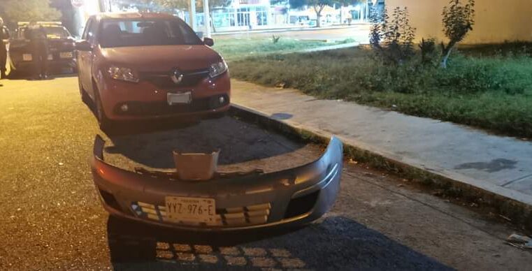 Choca y huye, pero deja sus placas tiradas
