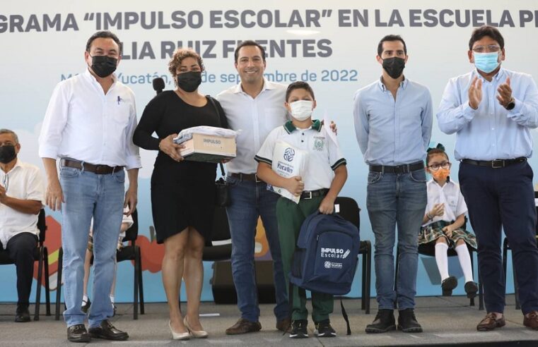 Mauricio Vila entrega uniformes y útiles en una escuela del poniente de Mérida