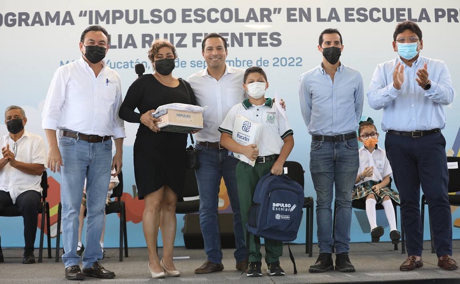 Mauricio Vila entrega uniformes y útiles en una escuela del poniente de Mérida