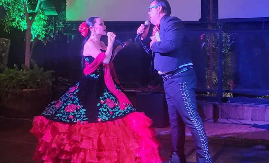 Edith Encalada presenta su nuevo EP México, Mariachi & Tequila