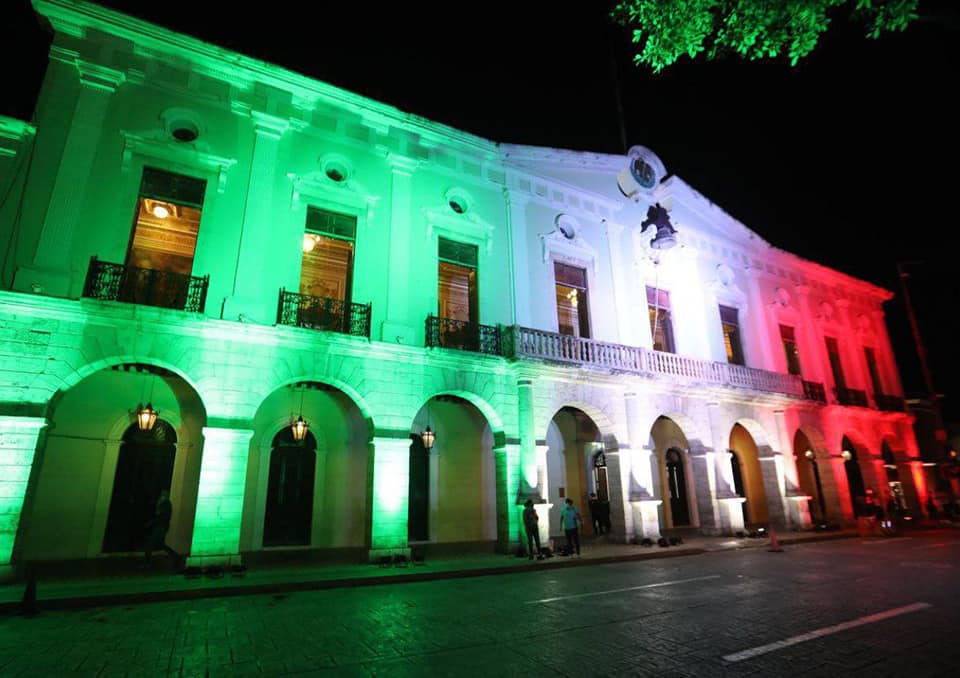 El Palacio de Gobierno de Yucatán ya tiene iluminación de fiestas patrias