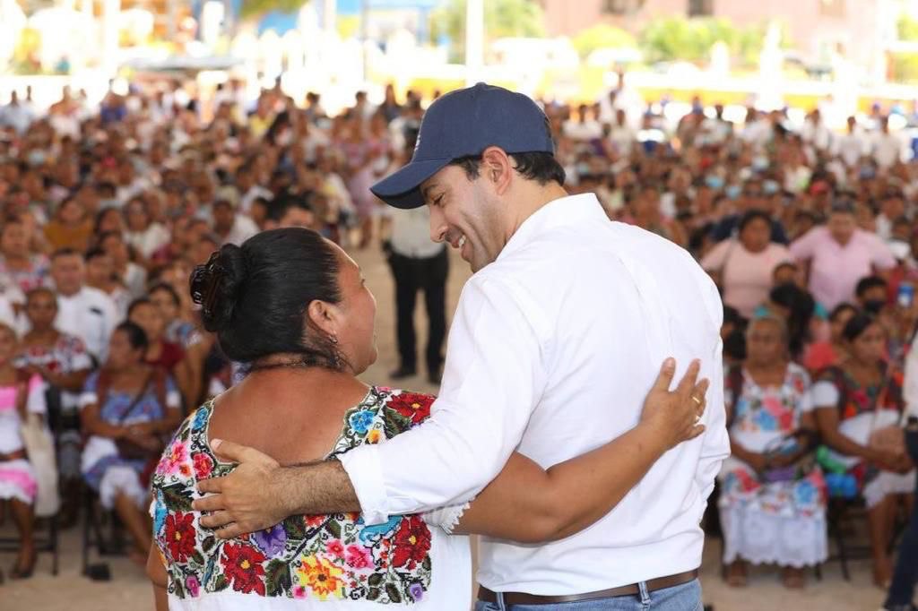 Mauricio Vila entrega apoyos a cientos de yucatecas en el marco del Día de la Mujer Rural,