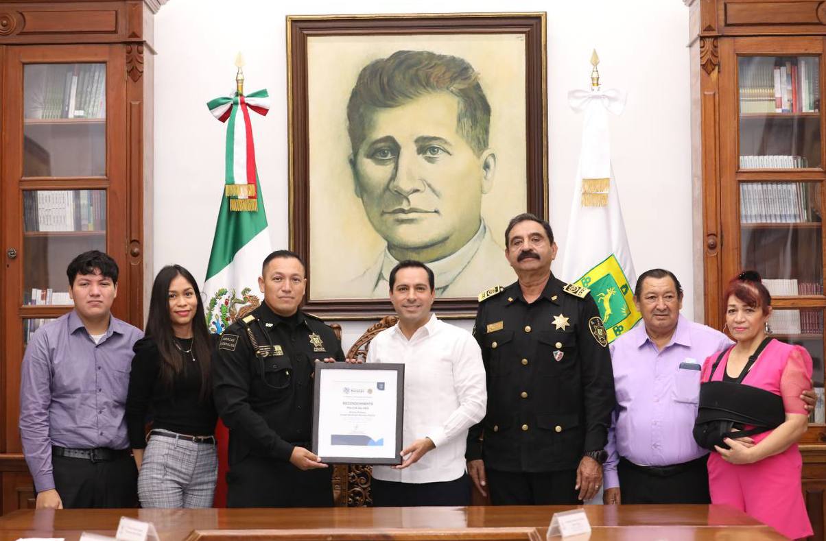 Mauricio Vila entrega reconocimiento al Policía del Mes 