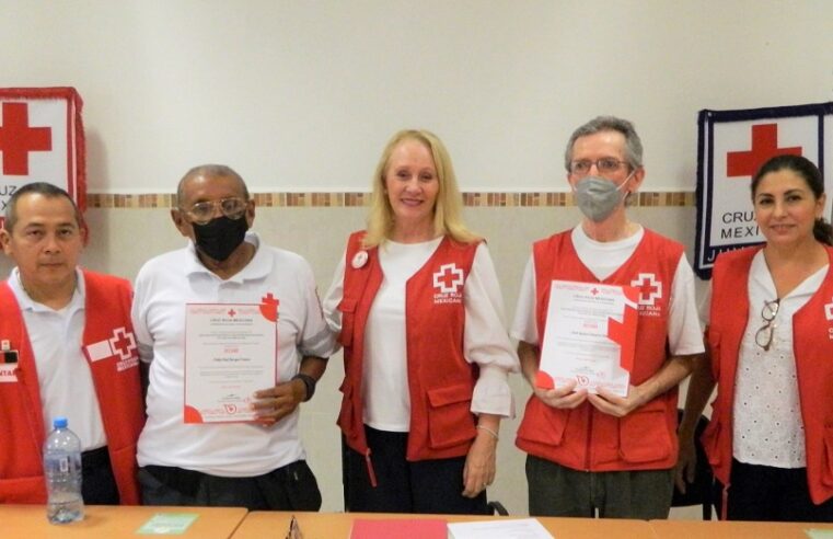 Cruz Roja Yucatán reconoce la trayectoria humanista de dos veteranos  