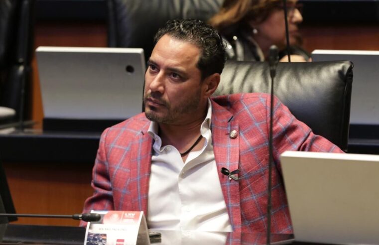 Raúl Paz a favor de bibliotecas comunitarias