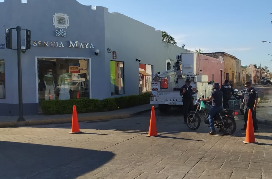 Una grúa del Ayuntamiento derriba dos postes y un semáforo cerca de Montejo