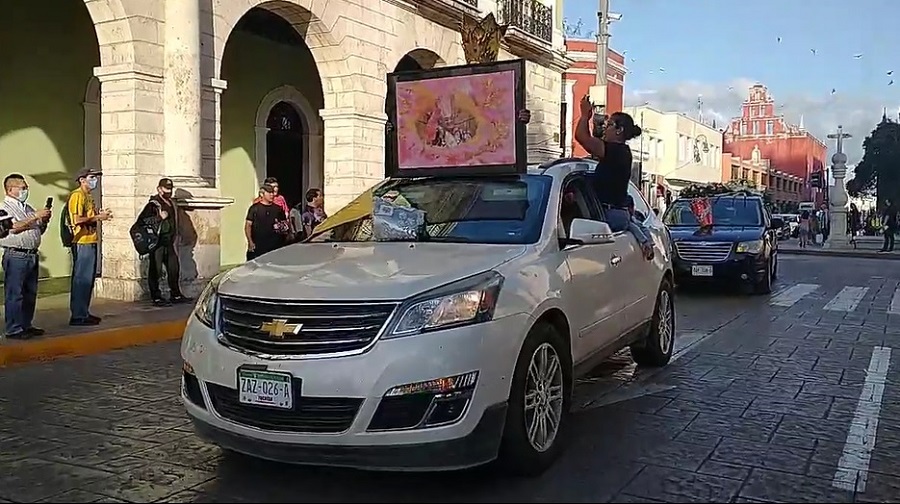 Con desfile por las calles de su amado Carnaval, despiden a Jacarandoso