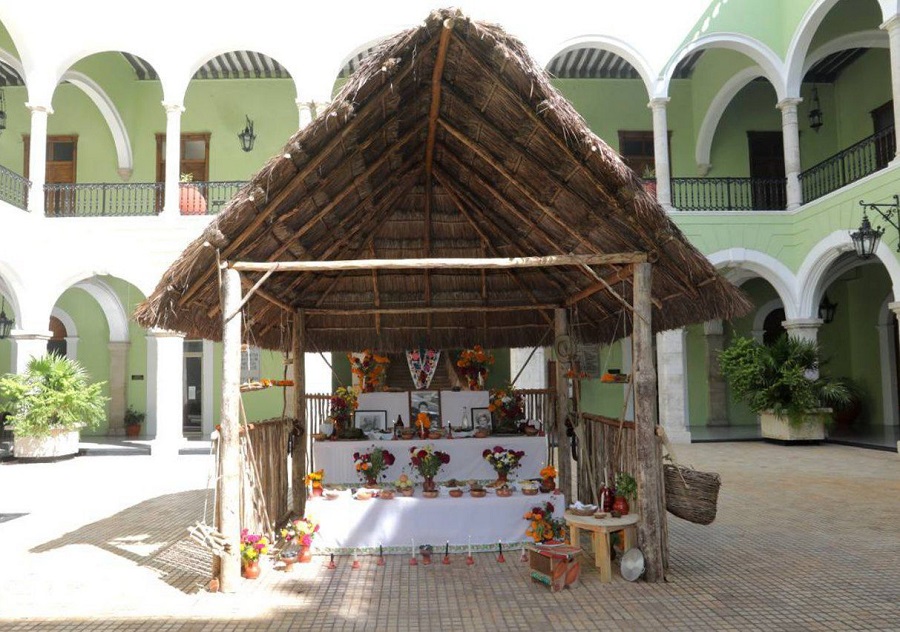 Colocan altar del Día de Muertos en el Palacio de Gobierno de Yucatán