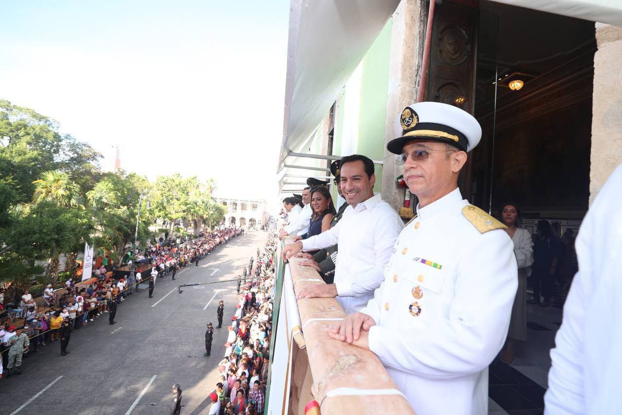 Familias yucatecas disfrutan colorido desfile de la Revolución Mexicana