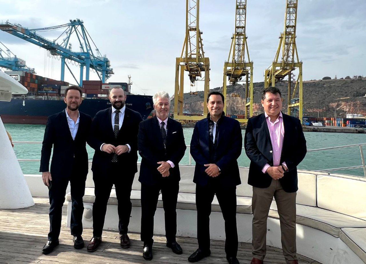 Visita Mauricio Vila instalaciones del Puerto de Barcelona, en España